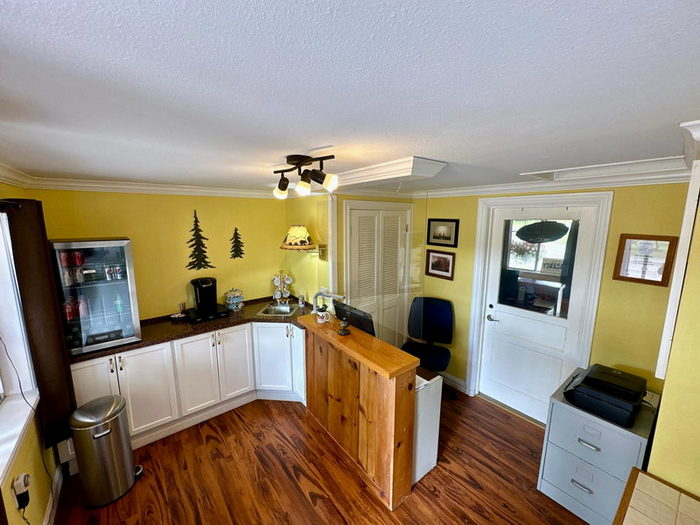 9 Oaks Inn (Pine Aire Motel, Pine-Aire Motel) - From Real Estate Listing (newer photo)